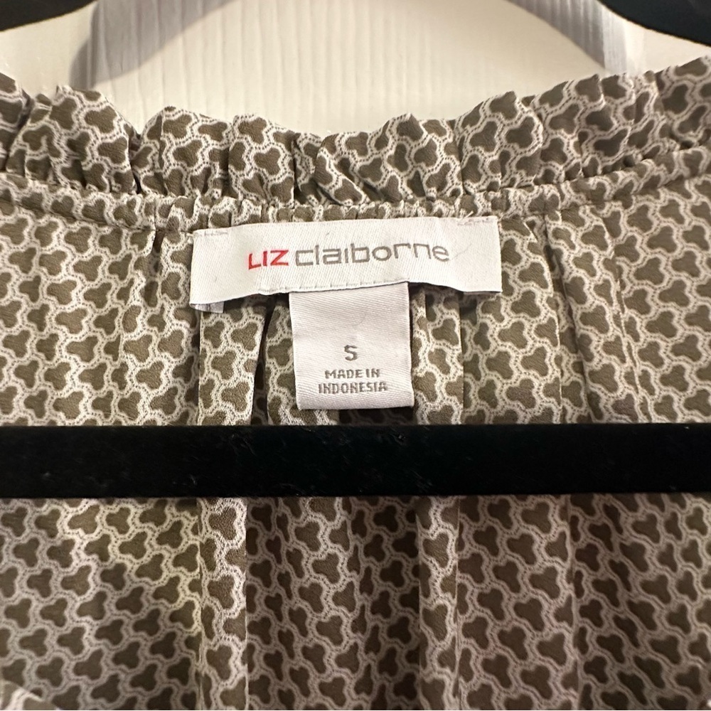 Liz Claiborne Sleeveless V-Neck Printed Top Ruffle Trim Olive Green Womens Small - Picture 4 of 5